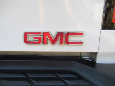 Used 2013 GMC Sierra 2500 Denali w/ Suspension Package, Off-Road AWD/4WD image 9