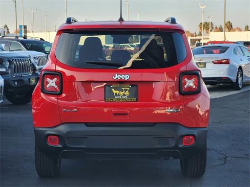 Certified 2022 Jeep Renegade Latitude w/ Convenience Group image 5