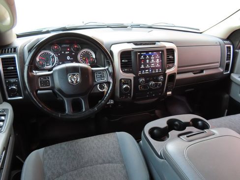 Used 2020 RAM 1500 Classic SLT w/ Luxury Group AWD/4WD image 4
