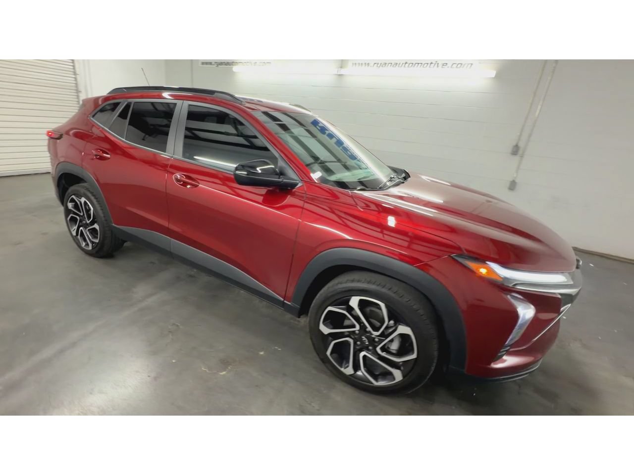 Certified 2025 Chevrolet Trax RS w/ Sunroof Package FWD image 2