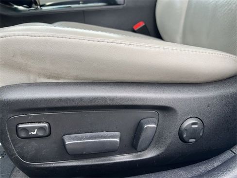 Used 2014 Toyota Avalon Limited image 29