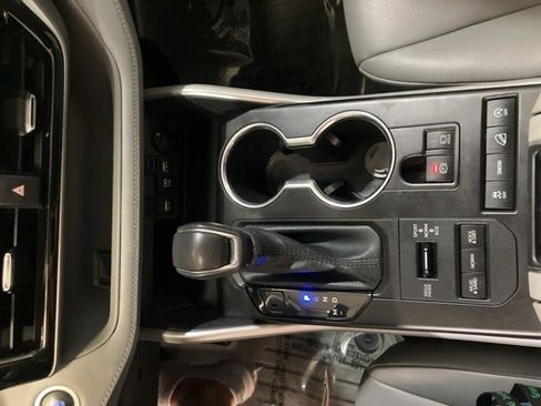 Used 2020 Toyota Highlander XLE image 18