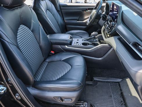 Certified 2024 Toyota Highlander XSE FWD image 9