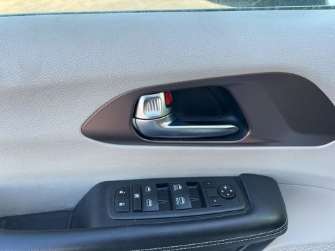 Used 2023 Chrysler Voyager LX image 9