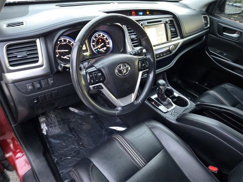 Used 2019 Toyota Highlander SE w/ Protection Package #3 image 19