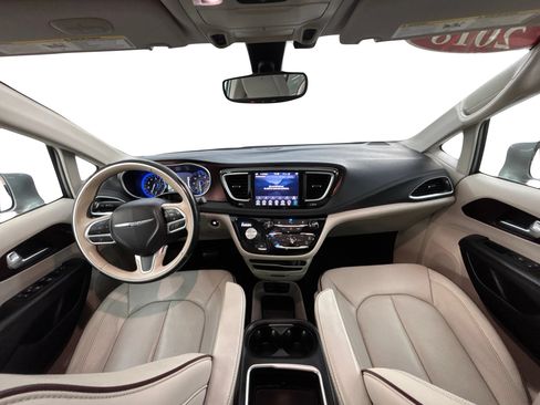 Used 2018 Chrysler Pacifica Limited FWD image 17