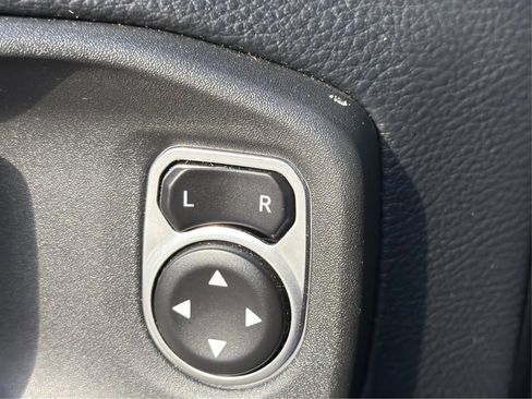 Used 2018 Jeep Wrangler Unlimited Sahara image 31