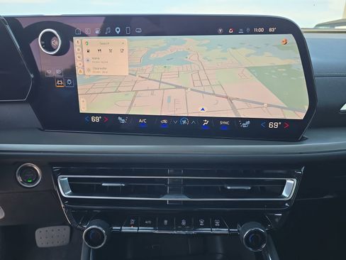 Used 2025 Chevrolet Traverse LT FWD image 18