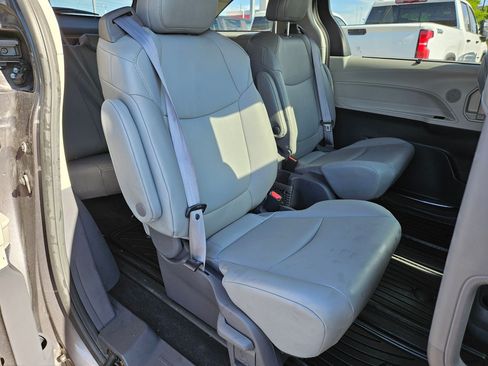 Used 2021 Toyota Sienna XLE AWD/4WD image 30