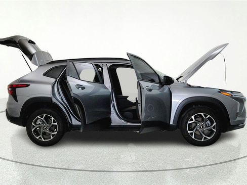 Used 2025 Chevrolet Trax LT w/ Driver Confidence Package FWD image 38