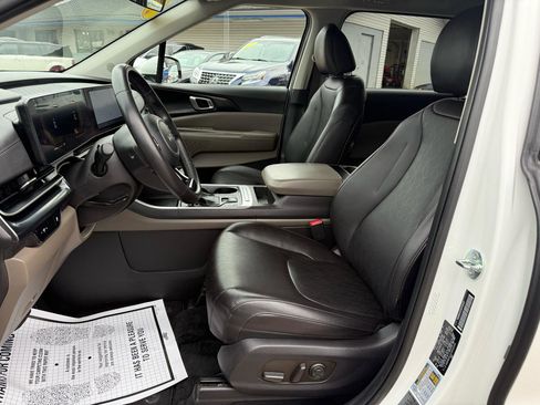 Used 2025 Kia Carnival image 7