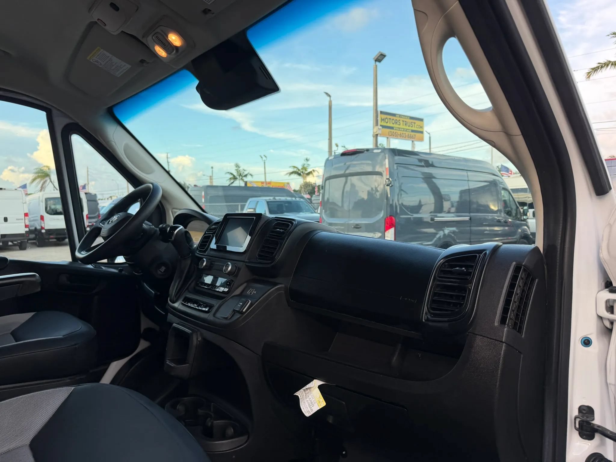 Used 2025 RAM ProMaster 2500 w/ Convenience Group FWD image 16