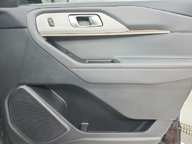 Used 2025 Ford Explorer Active AWD/4WD image 40