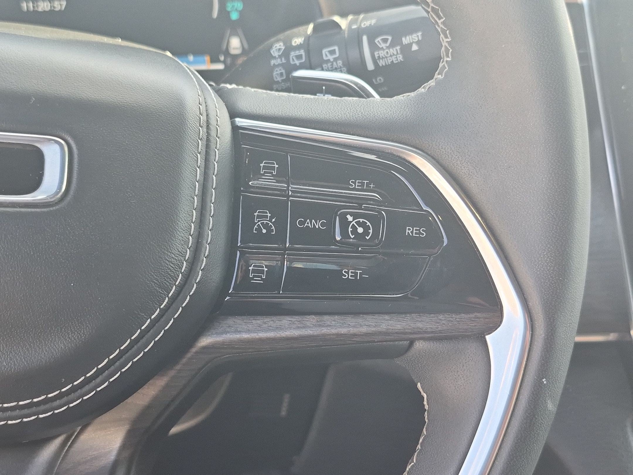 Used 2023 Jeep Grand Cherokee Overland w/ Luxury Tech Group IV AWD/4WD image 20