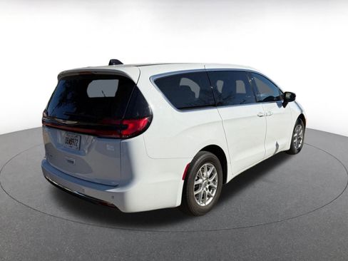 Used 2025 Chrysler Pacifica Select image 4