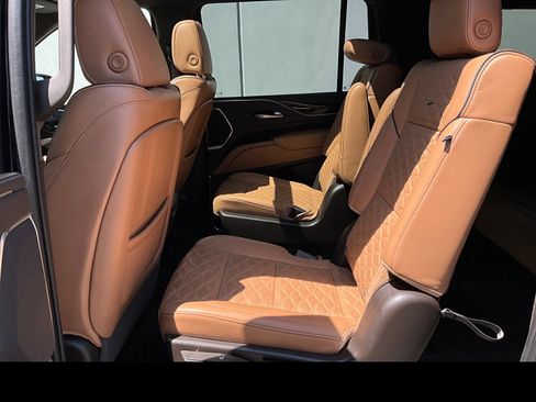 Used 2022 Cadillac Escalade ESV Premium Luxury w/ Performance Package AWD/4WD image 11
