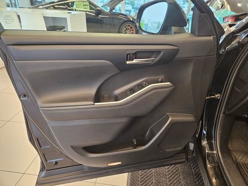 Used 2023 Toyota Highlander XLE AWD/4WD image 13
