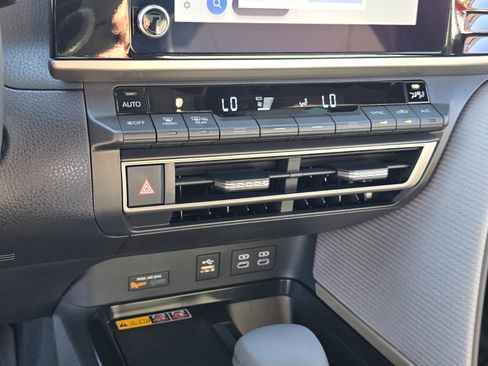 Used 2025 Toyota Camry SE w/ Convenience Package image 19