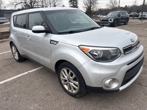 Used 2017 Kia Soul + image 7