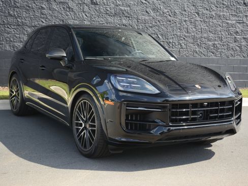 Used 2025 Porsche Cayenne GTS AWD/4WD image 9