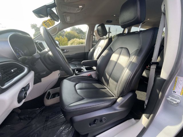 Used 2024 Chrysler Pacifica Touring-L FWD image 16