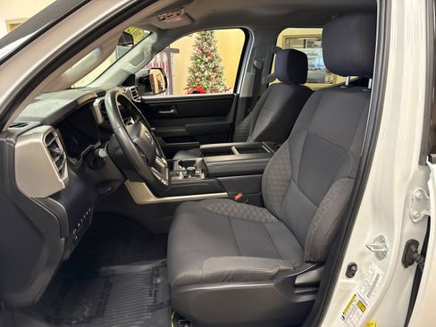 Used 2022 Toyota Tundra SR5 w/ SR5 Convenience Package AWD/4WD image 5