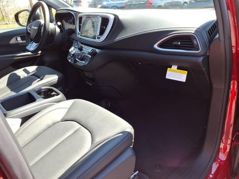 New 2026 Chrysler Pacifica Select image 9