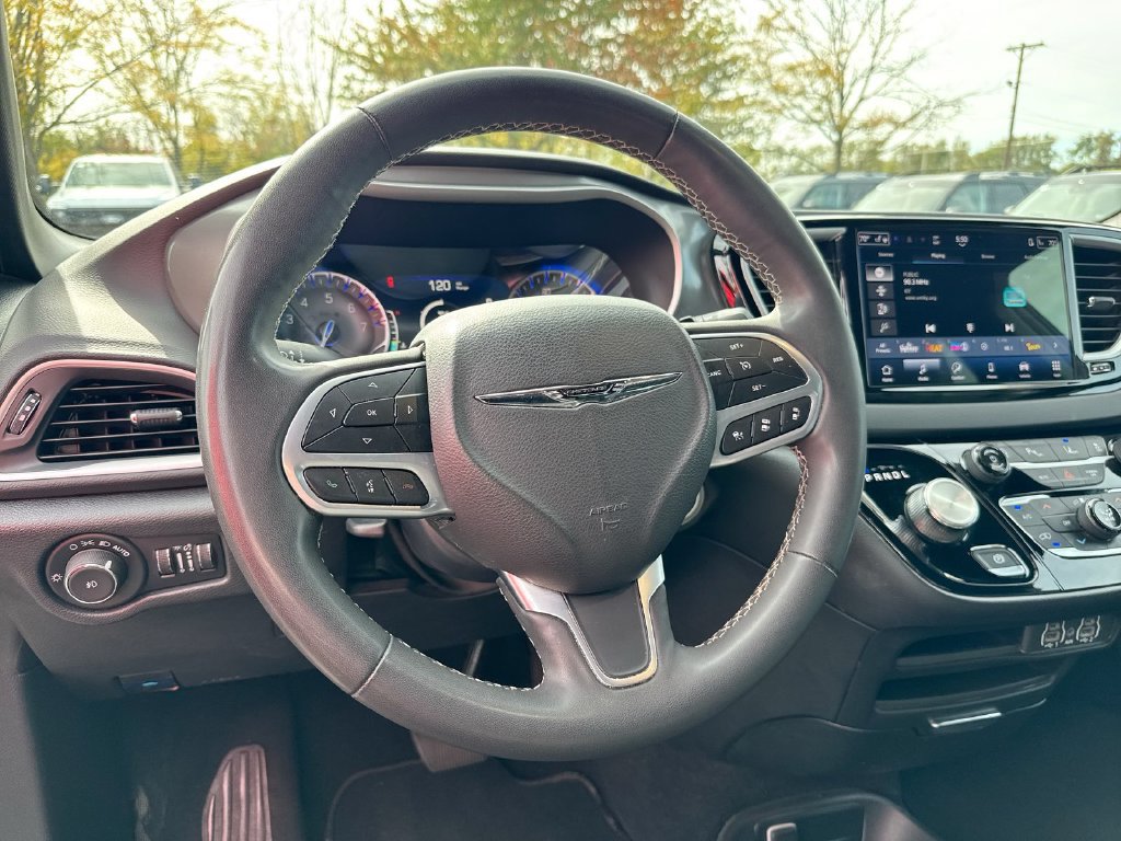Used 2025 Chrysler Pacifica Select FWD image 11