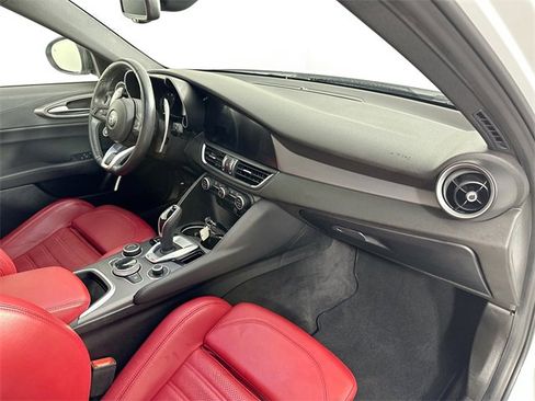 Used 2022 Alfa Romeo Giulia Veloce image 31