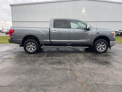Used 2018 Nissan Titan SL w/ Chrome Package image 16