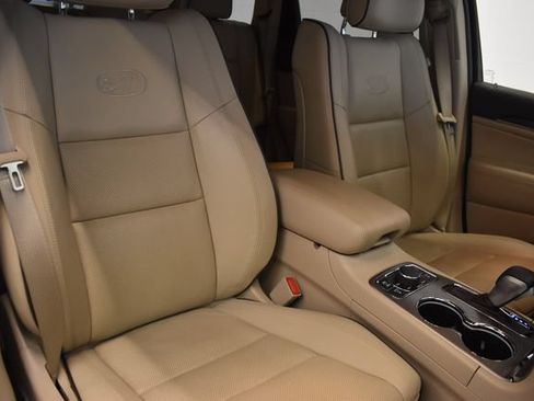 Used 2019 Jeep Grand Cherokee Overland AWD/4WD image 6