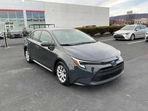 Used 2023 Toyota Corolla LE image 3