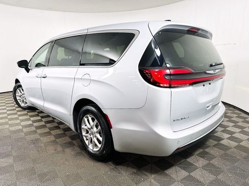 Used 2024 Chrysler Pacifica Touring-L FWD image 5