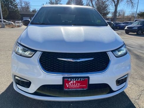 Used 2024 Chrysler Pacifica Touring-L image 8