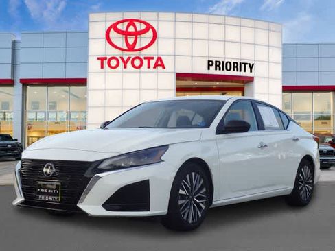 Used 2025 Nissan Altima 2.5 SV FWD image 1