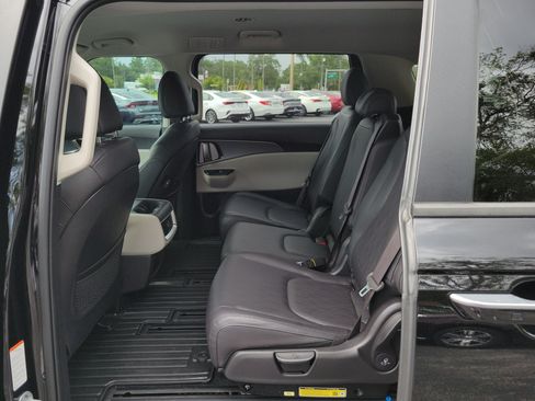 Used 2024 Kia Carnival LX FWD image 21