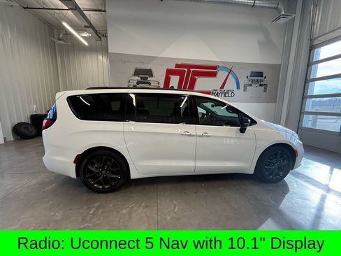 Used 2025 Chrysler Pacifica Limited image 3