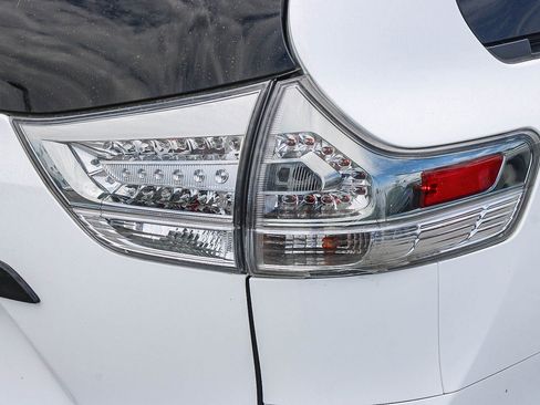 Used 2020 Toyota Sienna SE w/ Nightshade Edition FWD image 15
