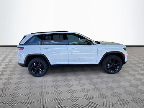 Used 2025 Jeep Grand Cherokee Laredo RWD image 5