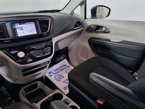 Used 2023 Chrysler Voyager LX image 21