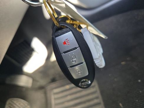 Used 2018 Nissan Titan SV w/ SV Convenience Package image 11