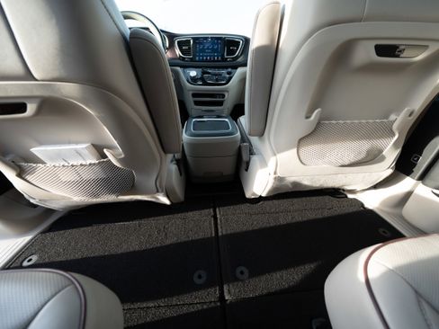 Used 2020 Chrysler Pacifica Limited w/ Advanced Safetytec Group image 22