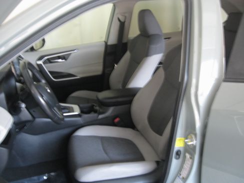 Used 2020 Toyota RAV4 XLE w/ Convenience Package image 8