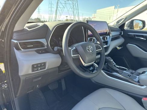 New 2026 Toyota Highlander Platinum image 12