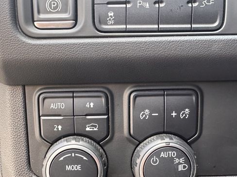 Used 2022 Chevrolet Suburban LT AWD/4WD image 19