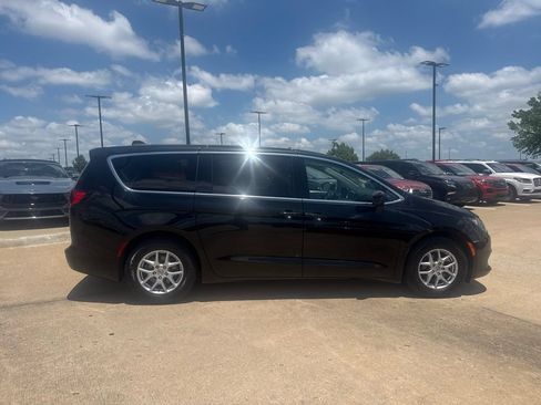 Used 2023 Chrysler Voyager LX FWD image 2