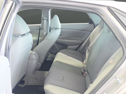 Used 2025 Hyundai Elantra SE FWD image 23