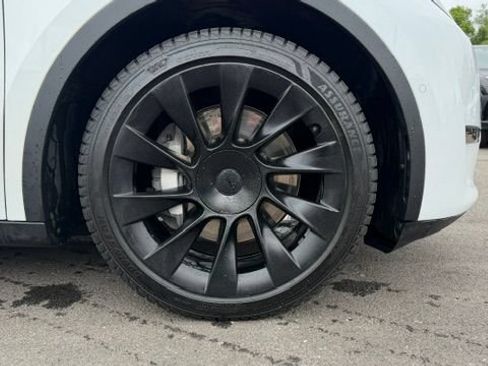 Used 2022 Tesla Model Y Long Range AWD/4WD image 9