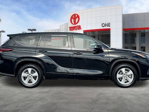 Certified 2024 Toyota Highlander LE FWD image 3