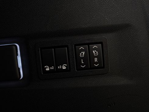 Used 2022 Chevrolet Suburban LT w/ Luxury Package image 12